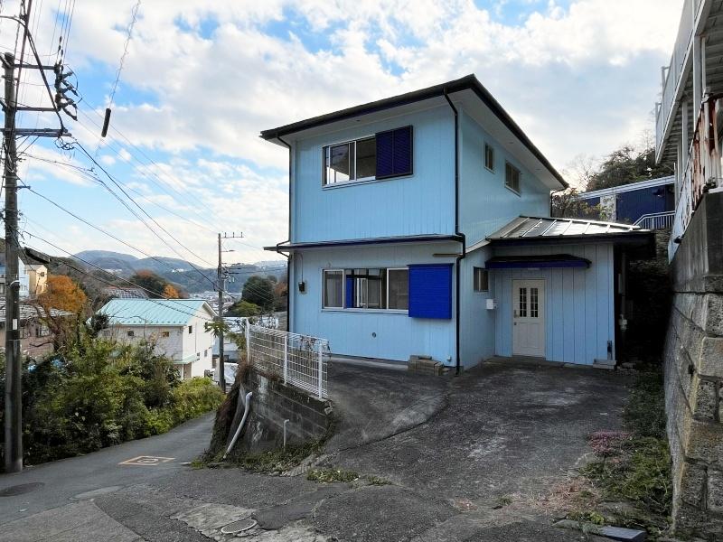 逗子市山の根三丁目の賃貸物件/外観│駐車場サイズ(玄関前：全長5m、全幅2.5m ／左側：全幅2m程)