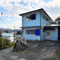 逗子市山の根三丁目の賃貸物件/外観│駐車場サイズ(玄関前：全長5m、全幅2.5m ／左側：全幅2m程)