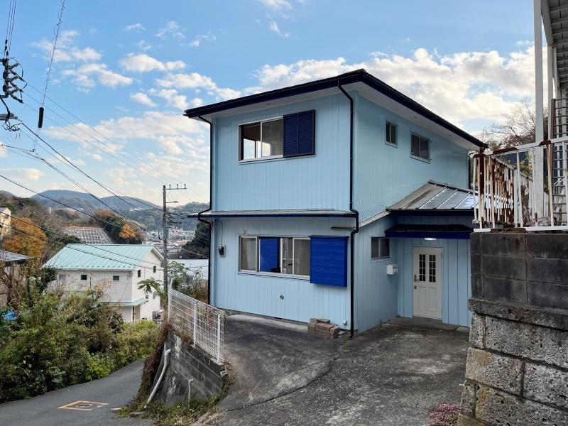 逗子市山の根三丁目の賃貸物件/スカイブルーの外観が空をより近くに感じさせてくれます