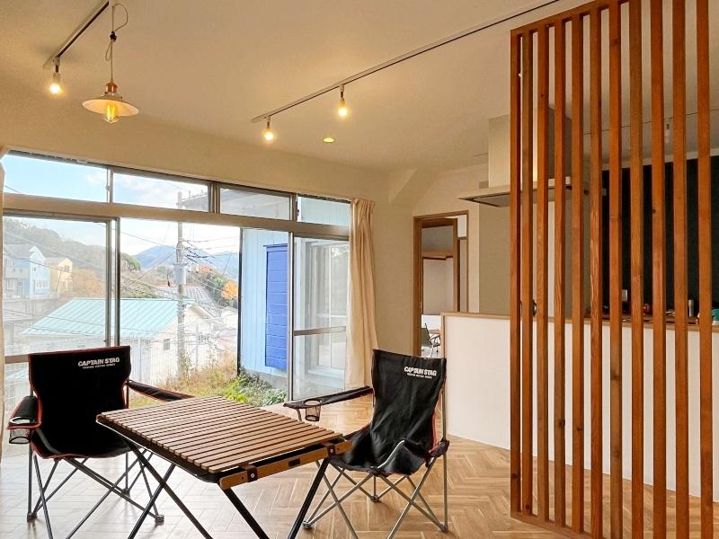 逗子市山の根三丁目の賃貸物件/LDK16.5帖│縦格子の間仕切りやヘリンボーンの床がかわいい