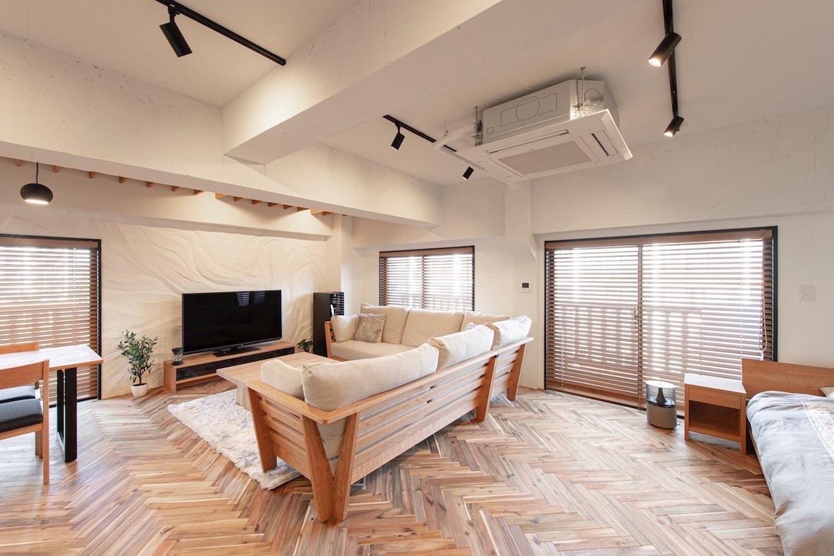 逗子市小坪五丁目の売買物件/角部屋なのが嬉しい。掃き出し窓は3カ所、バルコニーのL字型ウッドデッキに出られます。