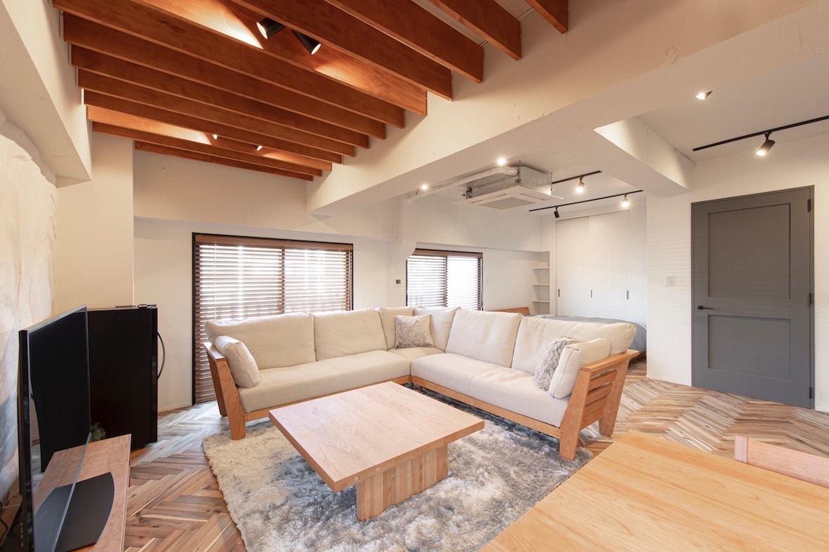 逗子市小坪五丁目の売買物件/ルーバー状にはめ込まれた木材。ライトがあたって柔らかい光に。