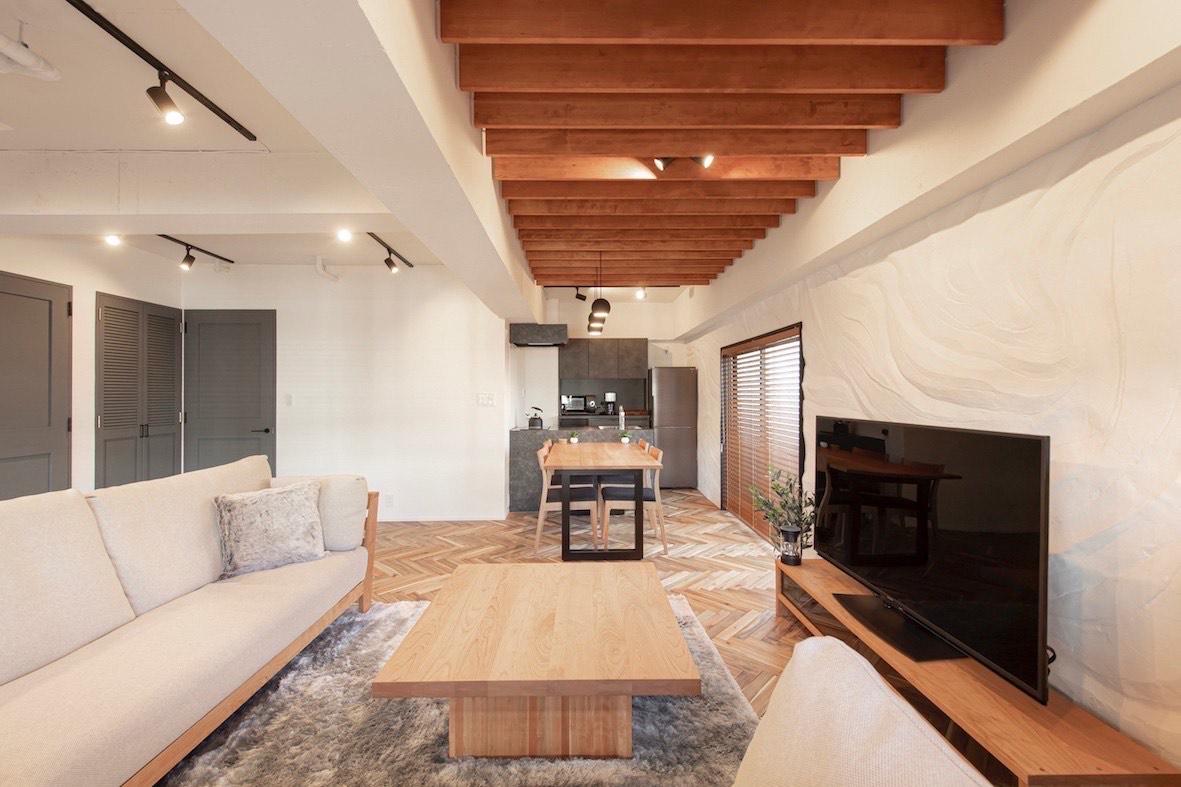 逗子市小坪五丁目の売買物件/リビング・ダイニング・キッチンへと続く一直線の動線。