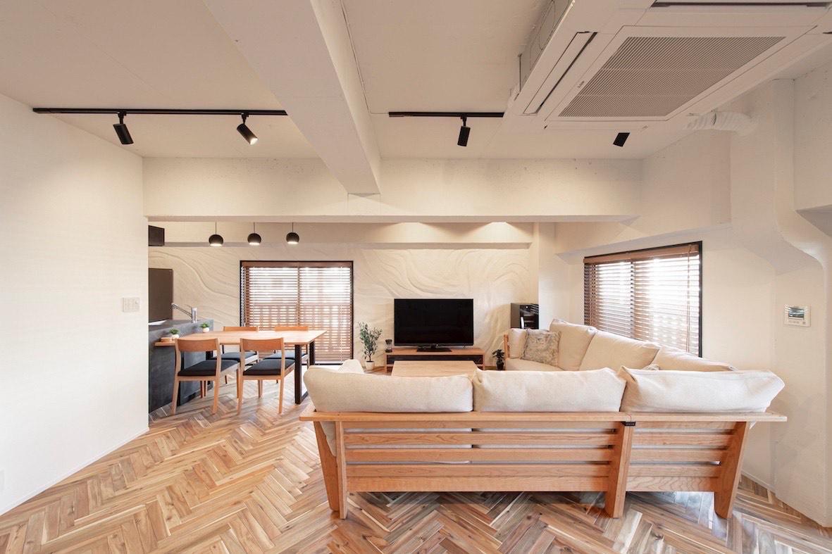 逗子市小坪五丁目の売買物件/アカシア無垢材のヘリンボーン床は経年変化が楽しめそう。コテ波仕上げの壁面も贅沢なつくりです。