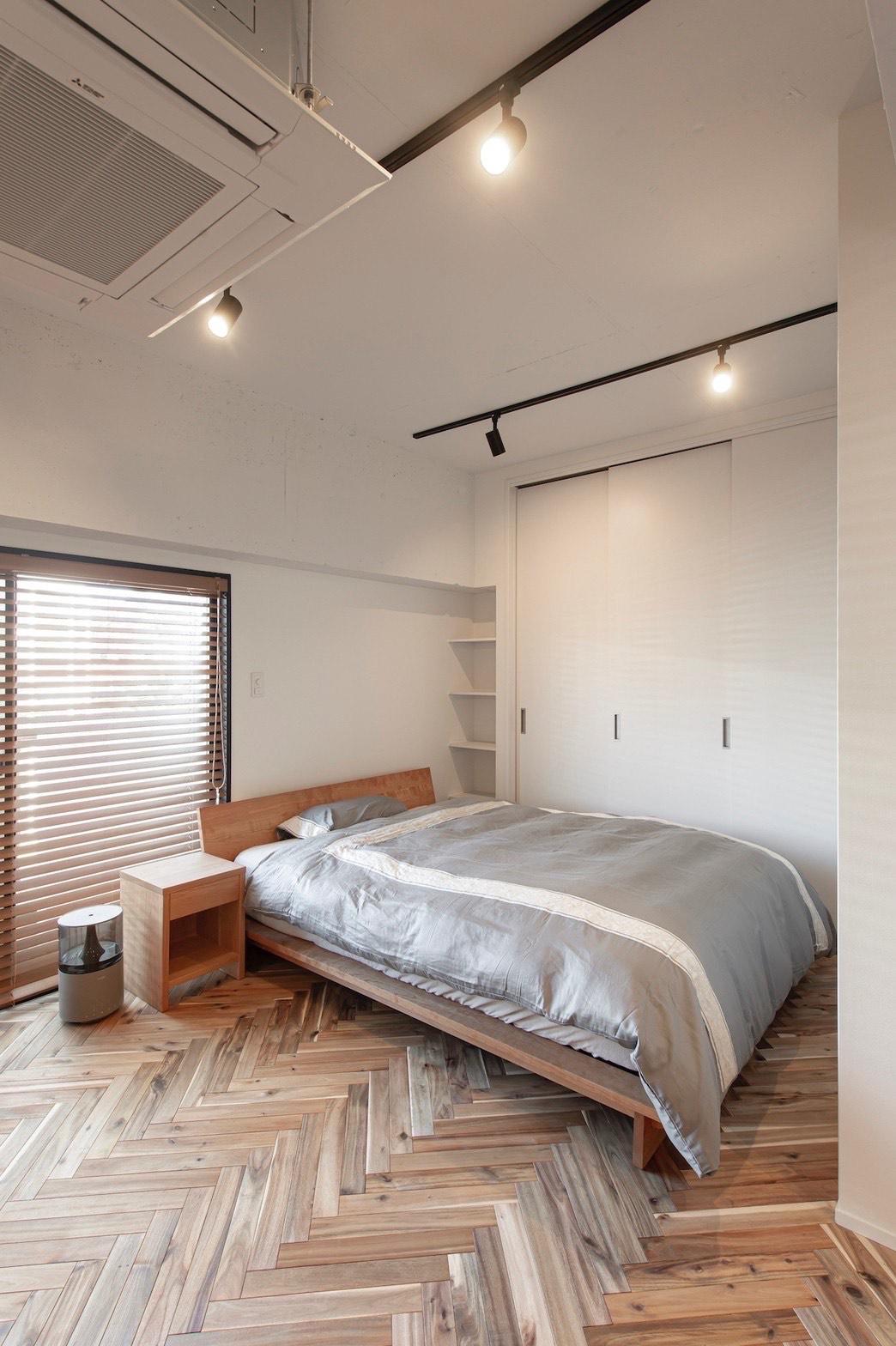 逗子市小坪五丁目の売買物件/寝室はコの字に奥まっています。収納2カ所あり。