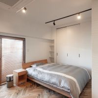 逗子市小坪五丁目の売買物件/寝室はコの字に奥まっています。収納2カ所あり。