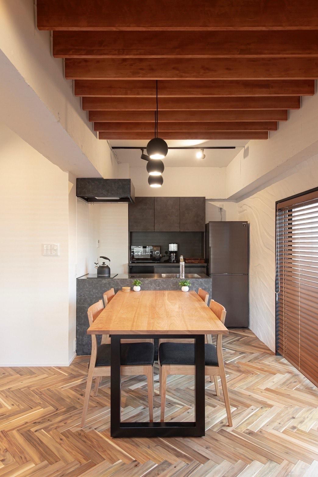 逗子市小坪五丁目の売買物件/キッチンはグレーで統一。コンパクトながら十分です。