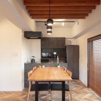 逗子市小坪五丁目の売買物件/キッチンはグレーで統一。コンパクトながら十分です。