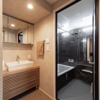 逗子市小坪五丁目の売買物件/洗面所にも木材があしらわれています。