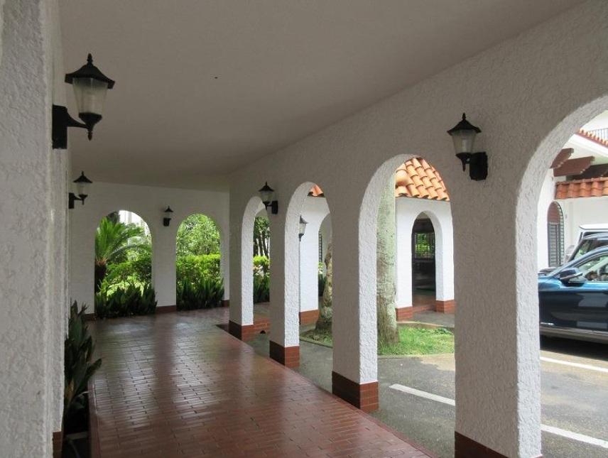 逗子市小坪五丁目の売買物件/逗子マリーナの4-5号棟は廊下で繋がっています