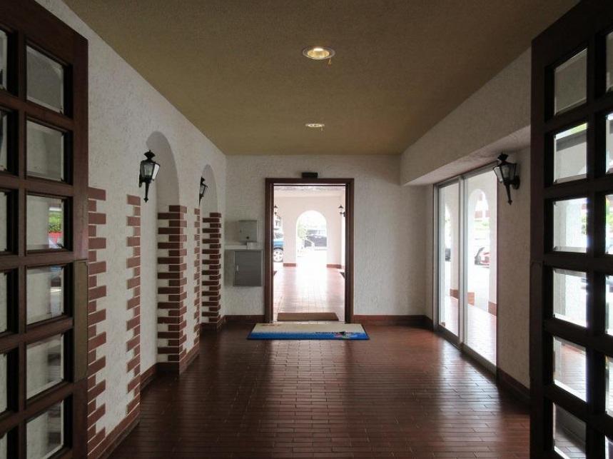 逗子市小坪五丁目の売買物件/マンション出入り口も素敵です