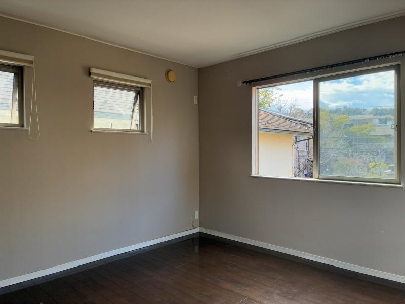 鎌倉市山ノ内の賃貸物件/2階洋室その1｜反対から見た図。この窓から、通過する横須賀線を小さく覗けます