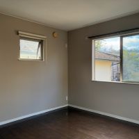 鎌倉市山ノ内の賃貸物件/2階洋室その1｜反対から見た図。この窓から、通過する横須賀線を小さく覗けます