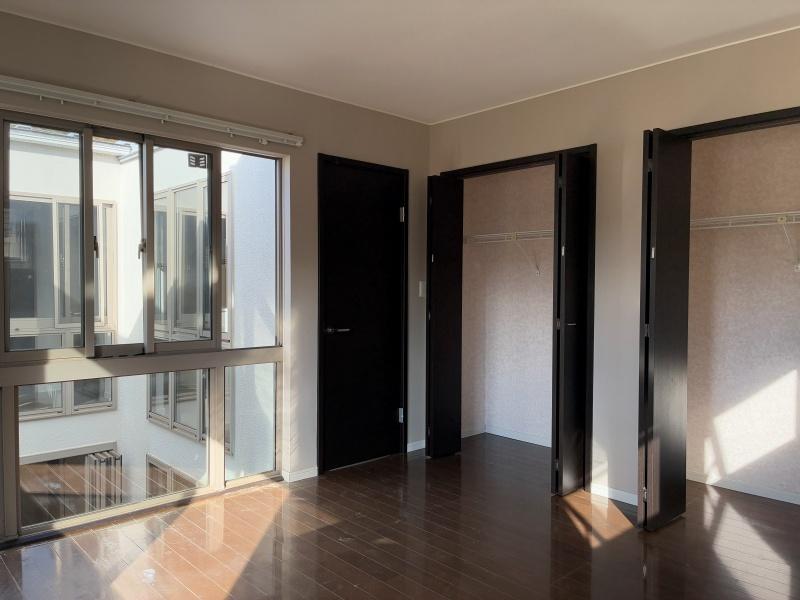 鎌倉市山ノ内の賃貸物件/2階洋室その1｜約8.0帖。多方向から光が注ぎ、日中は電気を点けずに過ごせそうです