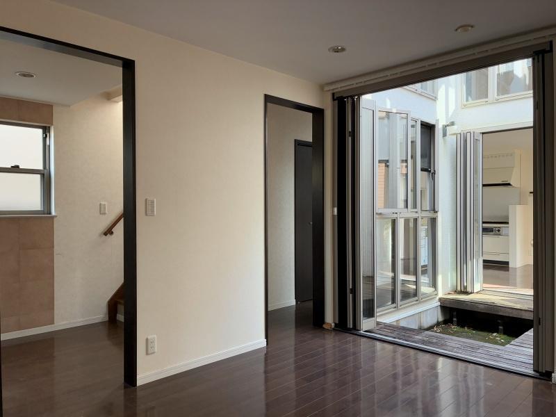 鎌倉市山ノ内の賃貸物件/1階洋室｜LDK・デッキ・この部屋までも含めて、フロア全体をくつろぎスペースとしても良さそう