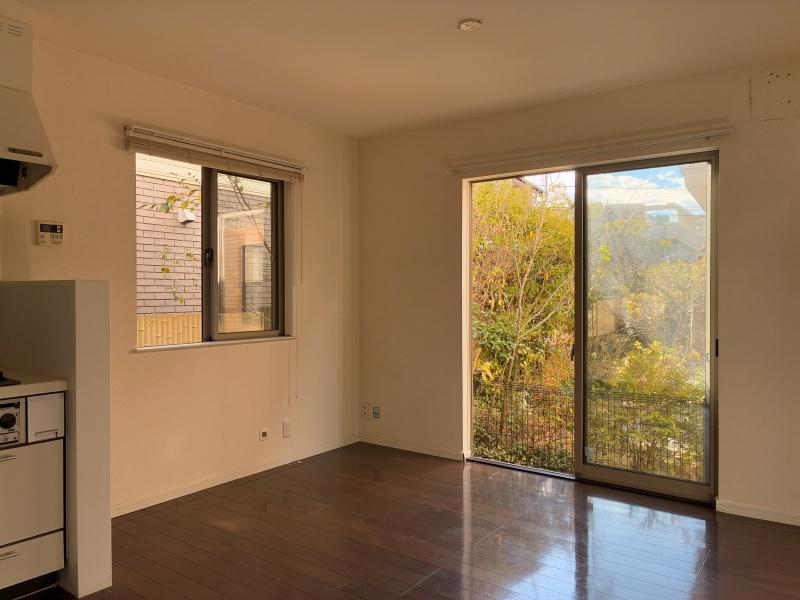 鎌倉市山ノ内の賃貸物件/LDK｜南向きの窓から、お隣の庭の緑を感じられるのです