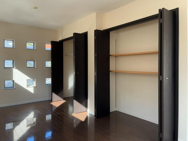 鎌倉市山ノ内の賃貸物件/2階洋室その2｜約9.0帖。FIX窓のくぼみにコレクションを飾ってみてはどうでしょう