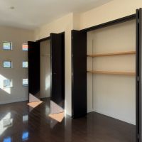 鎌倉市山ノ内の賃貸物件/2階洋室その2｜約9.0帖。FIX窓のくぼみにコレクションを飾ってみてはどうでしょう