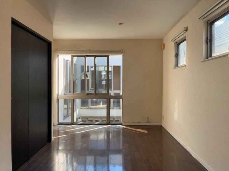 鎌倉市山ノ内の賃貸物件/2階洋室その2｜反対から見た図。視線が気になる場合はロールカーテンを降ろしても良いですね