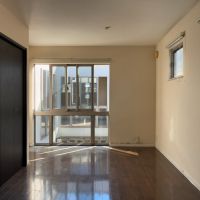 鎌倉市山ノ内の賃貸物件/2階洋室その2｜反対から見た図。視線が気になる場合はロールカーテンを降ろしても良いですね