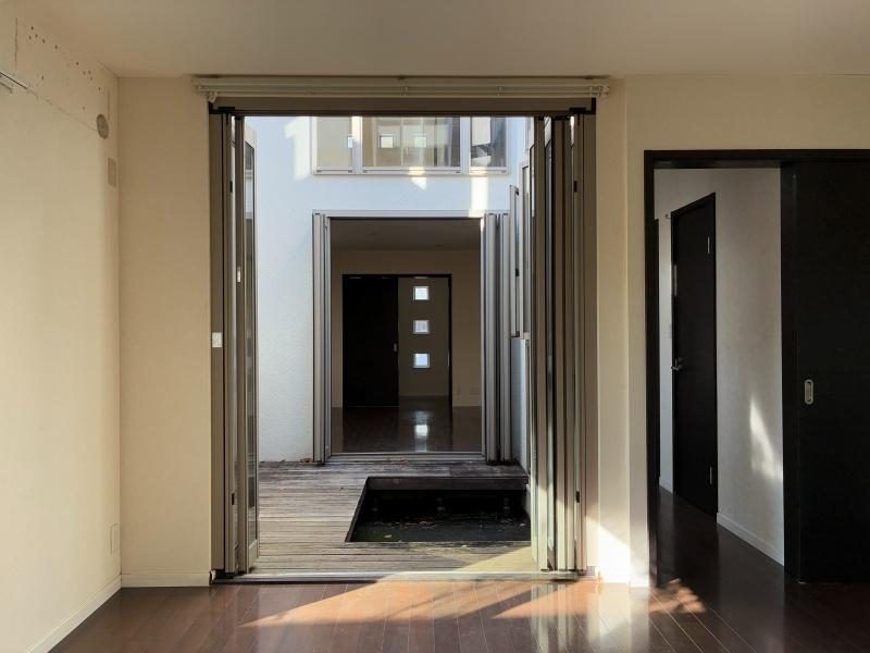 鎌倉市山ノ内の賃貸物件/LDK｜四角く切り取られた吹き抜けスペース。デッキ越しに会話が生まれそうです