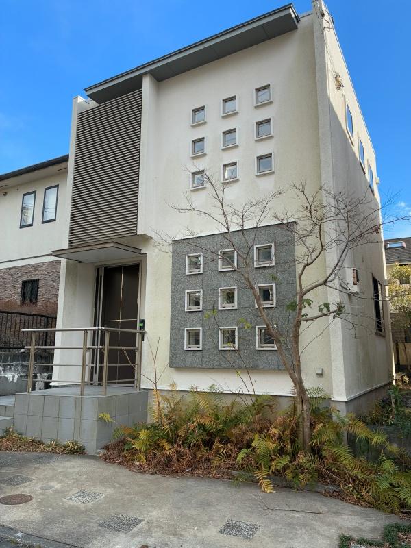 鎌倉市山ノ内の賃貸物件/外観｜スクエア状のFIX窓が目印。車は1台分駐車可能