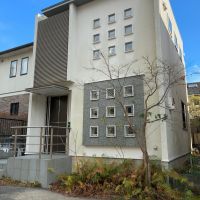 鎌倉市山ノ内の賃貸物件/外観｜スクエア状のFIX窓が目印。車は1台分駐車可能