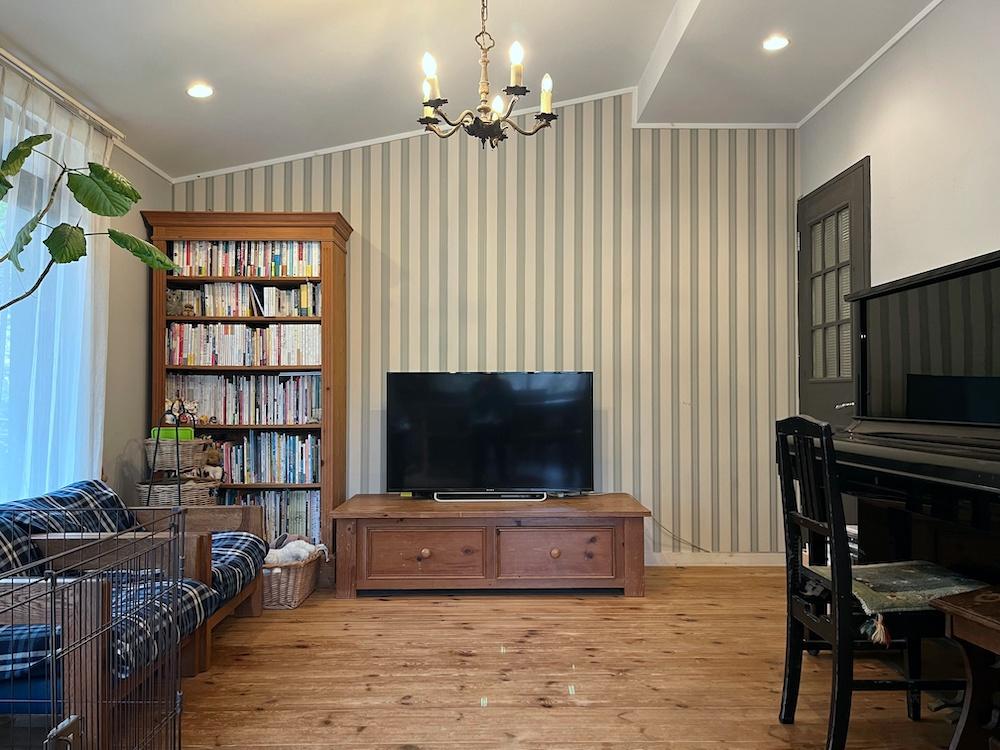 鎌倉市笛田五丁目の売買物件/リビング｜このストライプの壁紙、あなたは選ぶことができますか？サンプルだけ見ては勇気がなくて決めきれないんですが、やっぱり誰でもどこでもいい訳じゃなく、こんなに素敵になるのはドアや天井、廻り縁、照明そして家具までのバランスがあるからなのです。