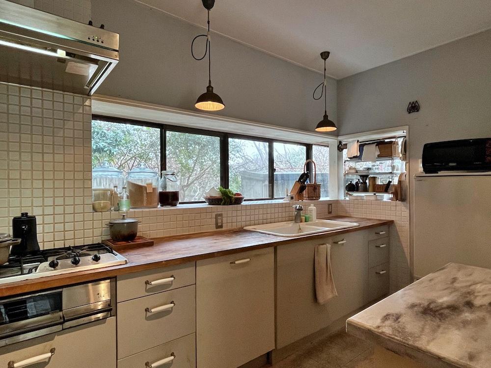 鎌倉市笛田五丁目の売買物件/キッチン｜約3.6mのワイドなキッチンカウンターには出窓があり、そこからの景色を楽しみながら料理ができるのです。