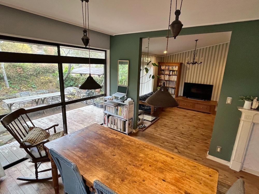 鎌倉市笛田五丁目の売買物件/ダイニング・リビング｜建築やインテリア、意外な工夫など、あらゆるバランスが絶妙な空間は誰にでも作る出せる訳ではないんですよね。インテリアにも出会いや思い出が積み重なっているのかなと思わせてくれます。