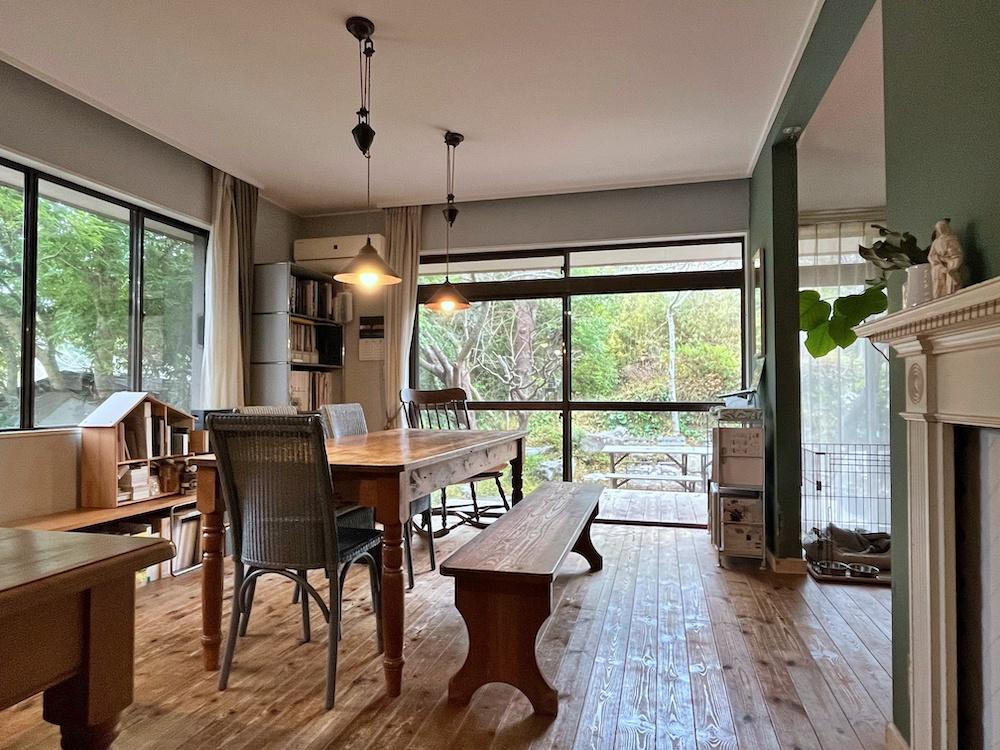 鎌倉市笛田五丁目の売買物件/ダイニング｜この角度から見ると窓が多いことが伝わるかと思います。