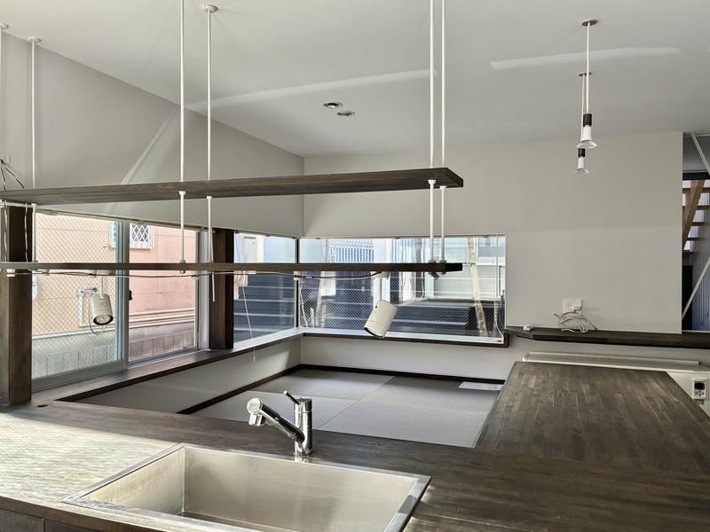 茅ヶ崎市浜竹二丁目の賃貸物件/キッチンからみた小上がり、窓のおさまりが素敵