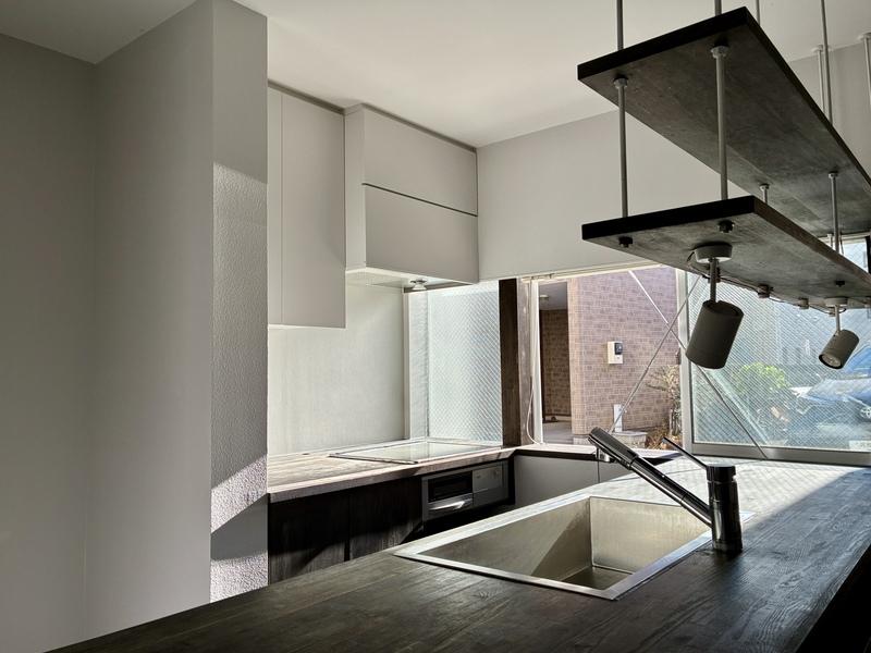 茅ヶ崎市浜竹二丁目の賃貸物件/キッチン。日差しをほどよく感じます