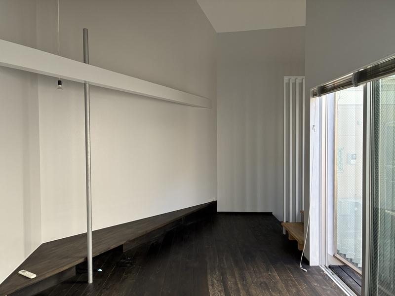 茅ヶ崎市浜竹二丁目の賃貸物件/この洋室は天井高もあり、開放的