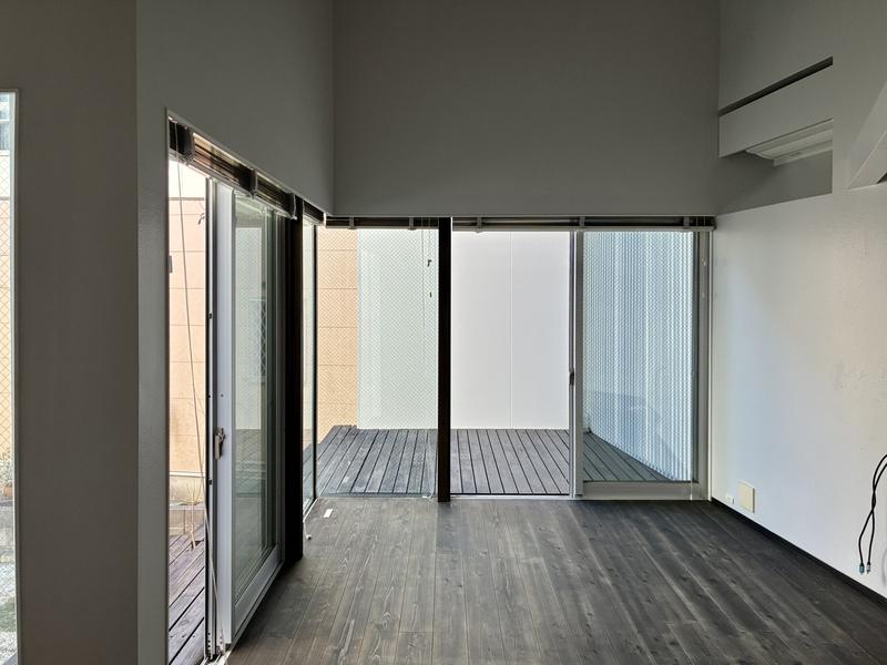 茅ヶ崎市浜竹二丁目の賃貸物件/ウッドデッキから繋がる洋室