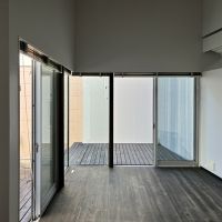 茅ヶ崎市浜竹二丁目の賃貸物件/ウッドデッキから繋がる洋室