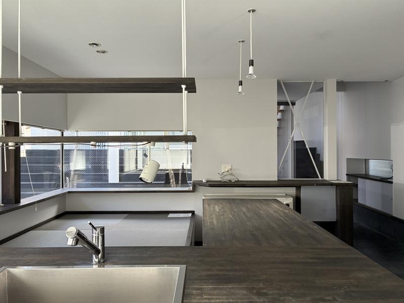 茅ヶ崎市浜竹二丁目の賃貸物件/キッチンから玄関の方まで見てみます