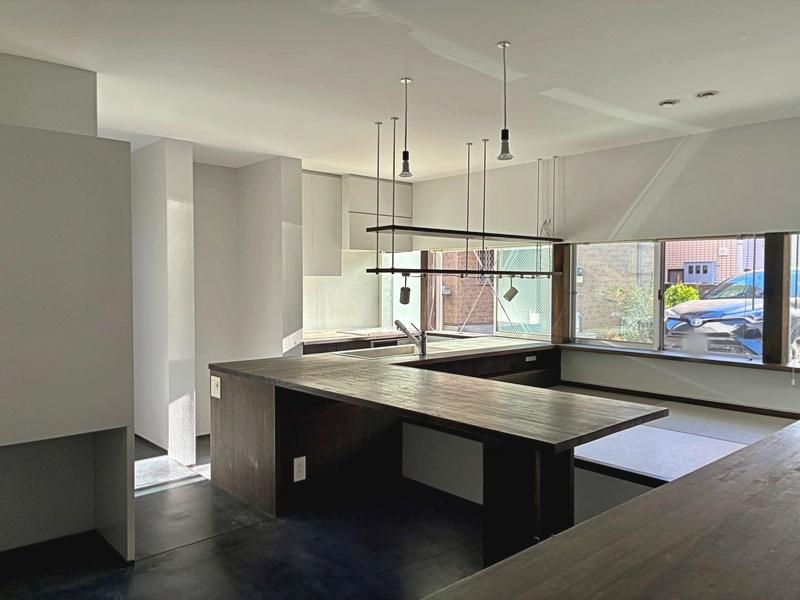 茅ヶ崎市浜竹二丁目の賃貸物件/キッチンと小上がり。LDKに大きな掃き出し窓など、なくてもいいのです