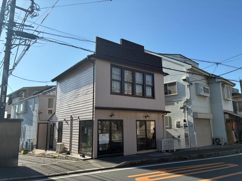 鎌倉市大町二丁目の賃貸物件/可愛いサイズ感。歩道側はお茶屋さんとアパレルの店舗が入っています