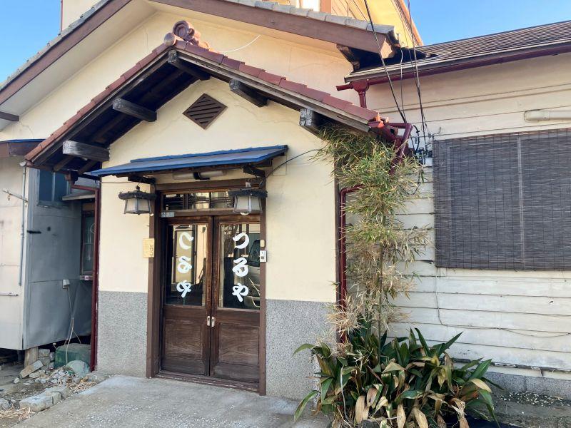 横須賀市長井の賃貸物件/木製の引戸に、まだ前の屋号が残っています。のぞきたくてうずうずします。