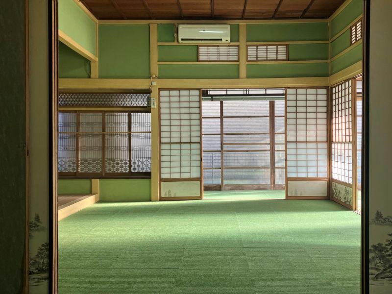 横須賀市長井の賃貸物件/1階和室｜8畳、6畳、4.5畳の和室は、襖を開けると大広間に。宿泊客の食事処だったのでしょうか。重なり合う建具の表情が面白い。壁と床の緑色が完全に同じ色！