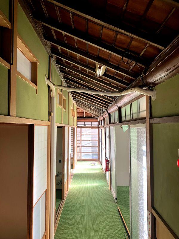 横須賀市長井の賃貸物件/1階廊下｜勾配天井の木の感じがいいんです。エアコンのドレン配管が渡っているのはご愛敬。