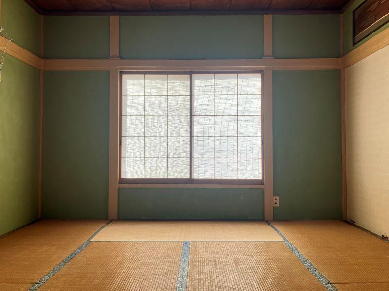 横須賀市長井の賃貸物件/2階和室（6畳）｜陽に焼けた畳とすだれ越しの日差しに、思わず寝ころびたくなる。