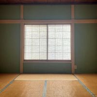 横須賀市長井の賃貸物件/2階和室（6畳）｜陽に焼けた畳とすだれ越しの日差しに、思わず寝ころびたくなる。