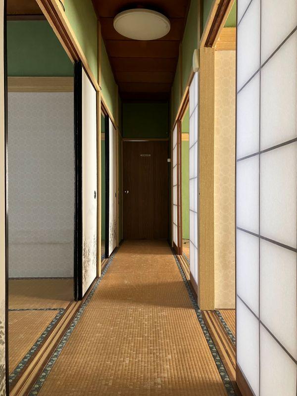 横須賀市長井の賃貸物件/2階廊下｜廊下まで畳敷きなのは珍しい。両側に和室が並びます。