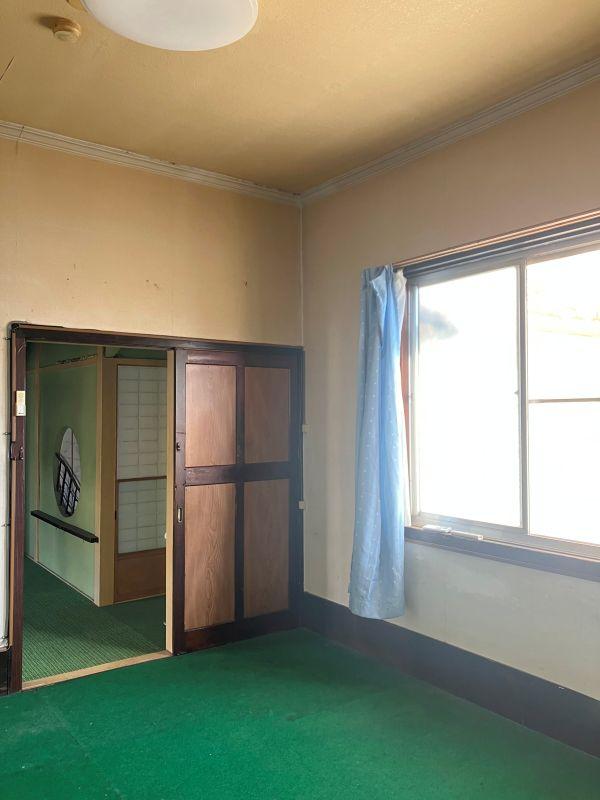 横須賀市長井の賃貸物件/1階洋室（5.5帖）｜他の部屋より天井高が高く、廻り縁もちょっと洒落ている。