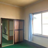 横須賀市長井の賃貸物件/1階洋室（5.5帖）｜他の部屋より天井高が高く、廻り縁もちょっと洒落ている。