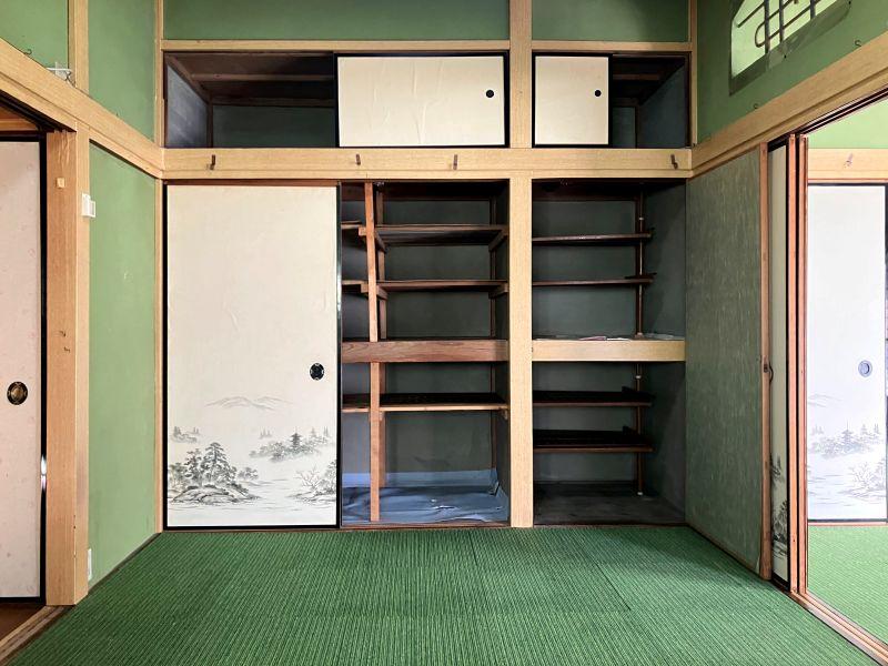 横須賀市長井の賃貸物件/1階和室（6畳）｜押入れの中には収納棚が組んであります。