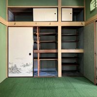 横須賀市長井の賃貸物件/1階和室（6畳）｜押入れの中には収納棚が組んであります。