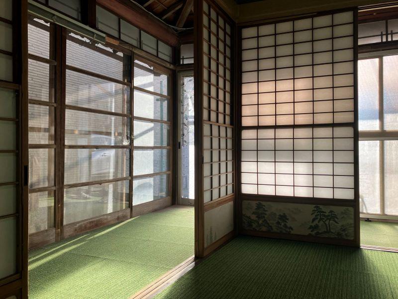 横須賀市長井の賃貸物件/1階廊下｜外部の木製サッシと襖の間から差し込む光が柔らかくて優しい。
